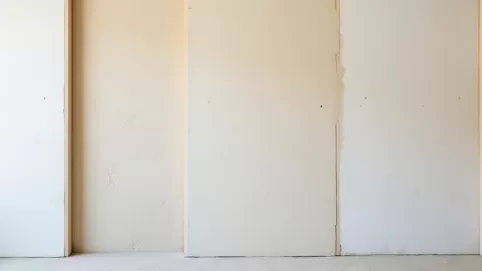 czy regipsy trzeba gruntować przed szpachlowaniem