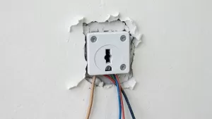 montaż puszki elektrycznej w regipsie