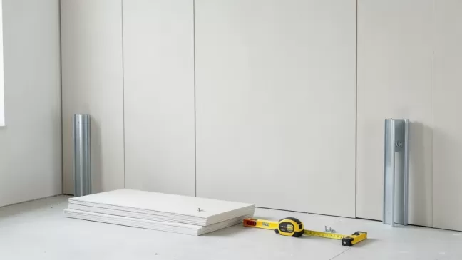 jak postawić ściankę działową z regipsu