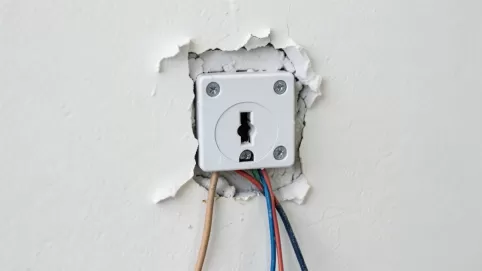 montaż puszki elektrycznej w regipsie